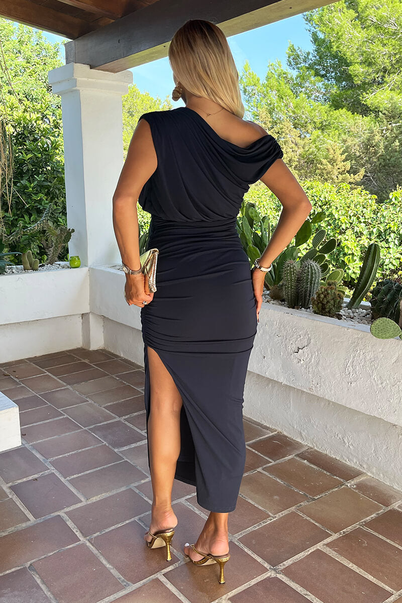Vestido midi azul marino con top drapeado y hombros descubiertos